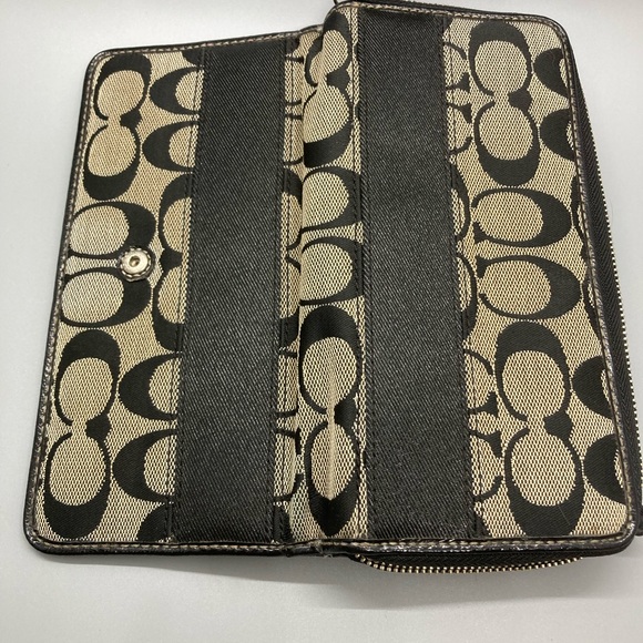 Coach Wallet Great Condition - Picture 7 of 9